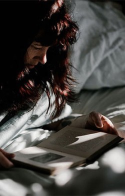 Zašto nam se spava dok čitamo? Knjige vs. teški kapci