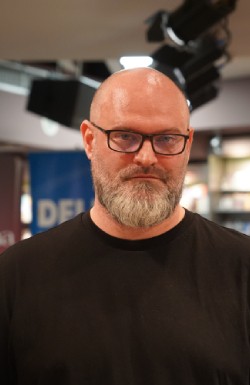 Pokušavam da zavirim dublje u tamu Intervju sa Darkom Tuševljakovićem